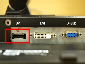 안녕하세요! 매번 그래픽 카드를 구매하면 DP포트를 볼 수 있는데요&#44; 구형 그래픽의 경우 DVI+RGB 또는 DVI+HDMI를 혼합으로 많이 사용하는 편이고&#44; 최근 그래픽의 경우엔 HDMI+DP가 거의 국룰이라고 할 수 있습니다. 다만 거의 사용하는 사람이 없는 것이 함정이죠. 오늘은 USB에 이어 DisplayPort&#44; 즉 우리가 흔히 말하는 DP포트에 대해 한 번 자세하게 알아보는 시간을 가져보도록 하겠습니다. 먼저 D와 P가 양/음각으로 혼합된 이미지가 바로 DisplayPort의 로고이며 한 번 보면 확실하게 인식할 수 있는 디자인이라고 할 수 있겠죠.