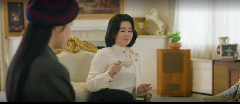 영서를 깔보는 엄마의 모습.