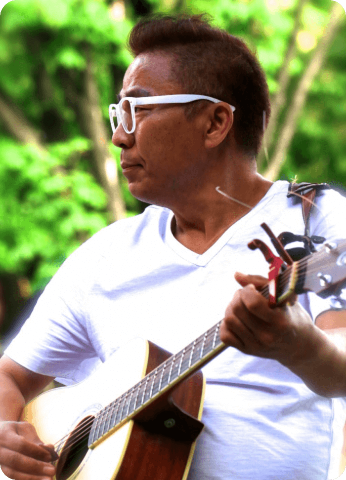 김철민 기타 치는 모습