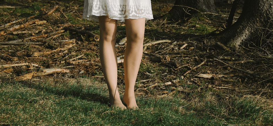 섬네일 풀숲 위에 맨발로 소녀가 서있다