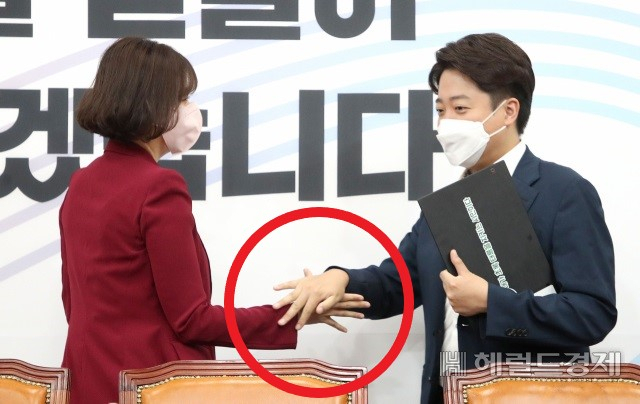  [영상]이준석, 악수 청한 배현진 매몰차게 거부..관계 악화일로