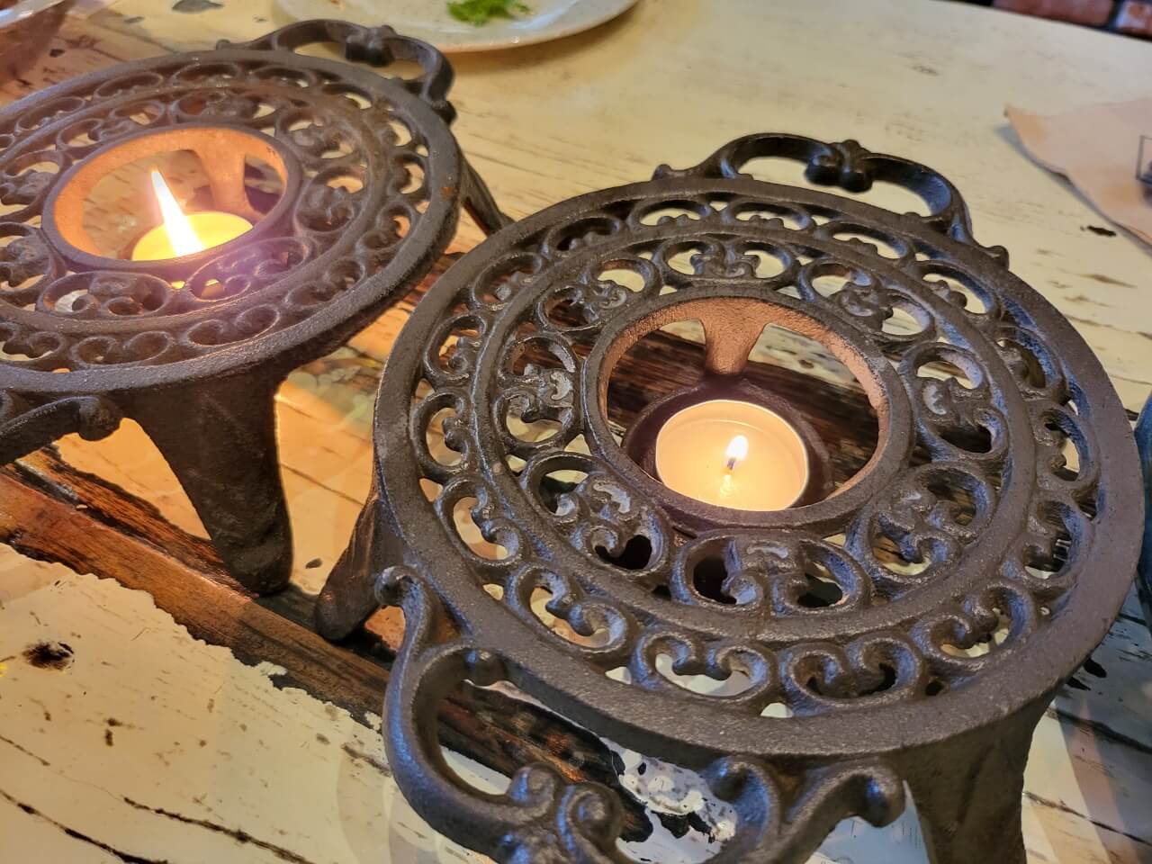 따뜻하게 먹을 수 있도록 촛불로 데워 줍니다. 