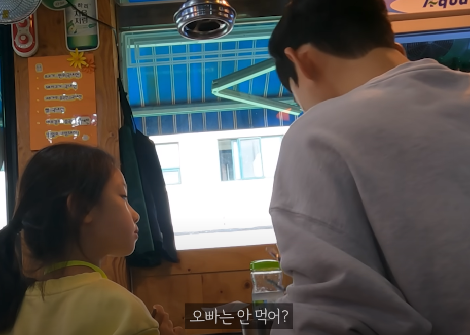 "동생만 먹이려고 하는데 1인분만 주시면 안될까요…? 배고픈 남매가 식당에 찾아가 1인분만 주문하자 가게 주인의 뜻밖에 '행동'에 모두가 눈시울을 붉혔습니다