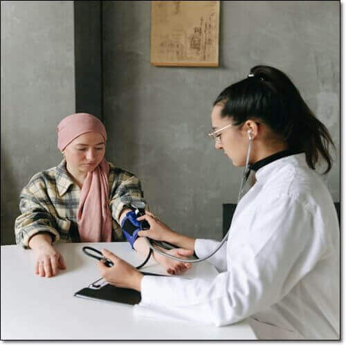 혈압 체크 하는 암 치료 환자