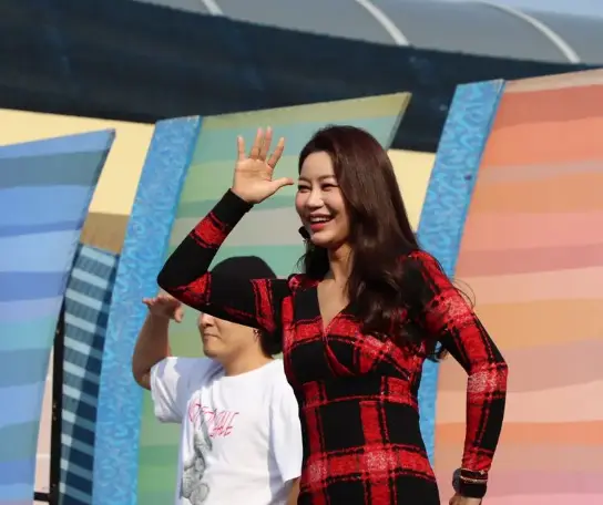 현역가왕- 무대위 빨간색 체크무늬 원피스를 입고 노래하는 김양