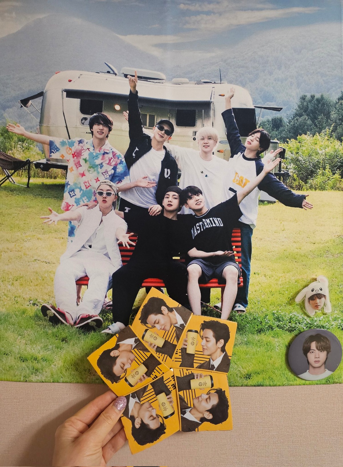방탄 멤버와 함께 찍는 컵홀더 굿즈