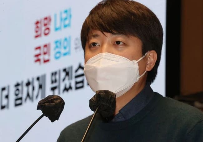  이준석, 성상납 및 뇌물수수 혐의로 수사 착수...기소 유력