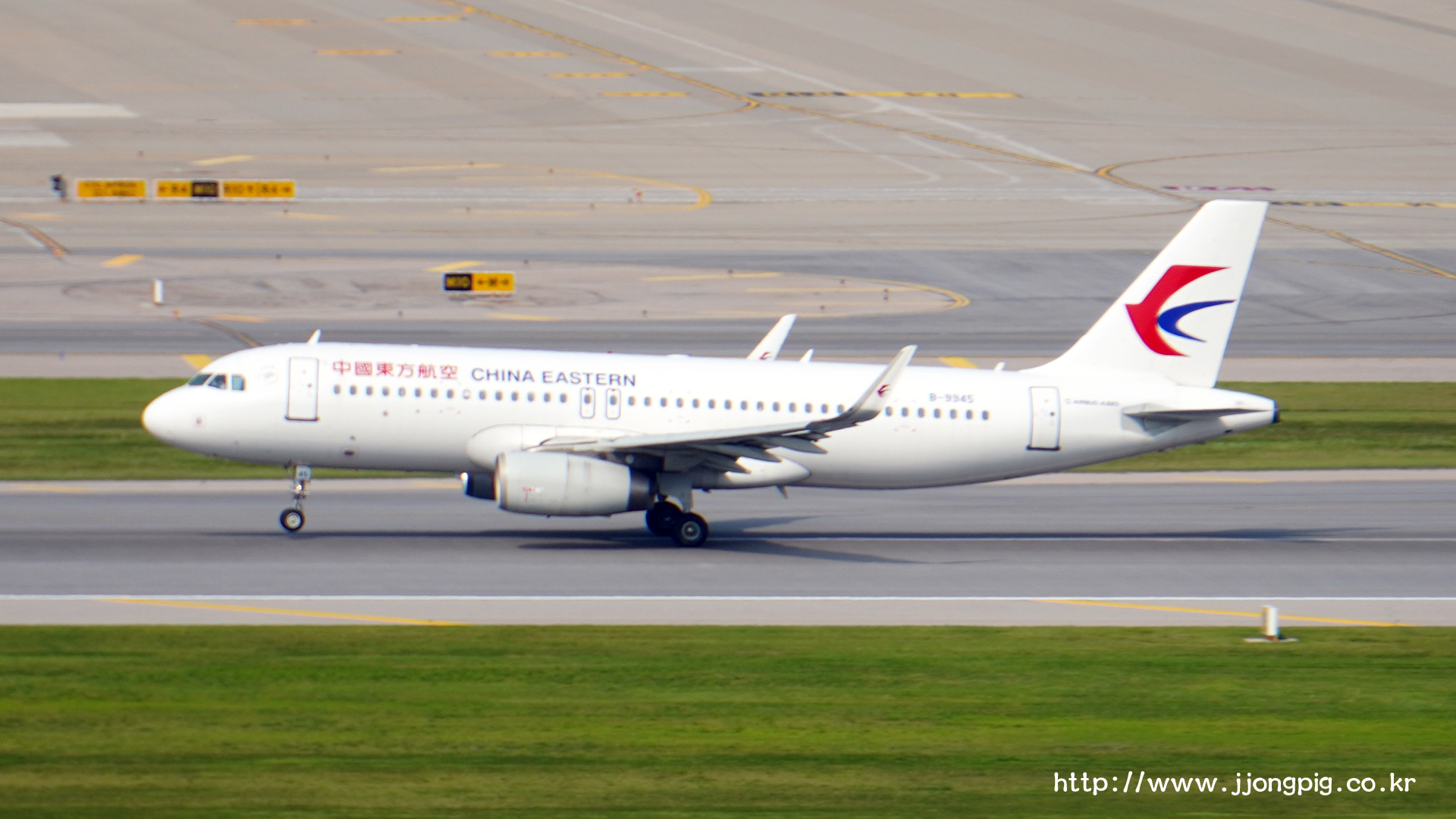 China Eastern Airlines B-9945 Airbus A320-200