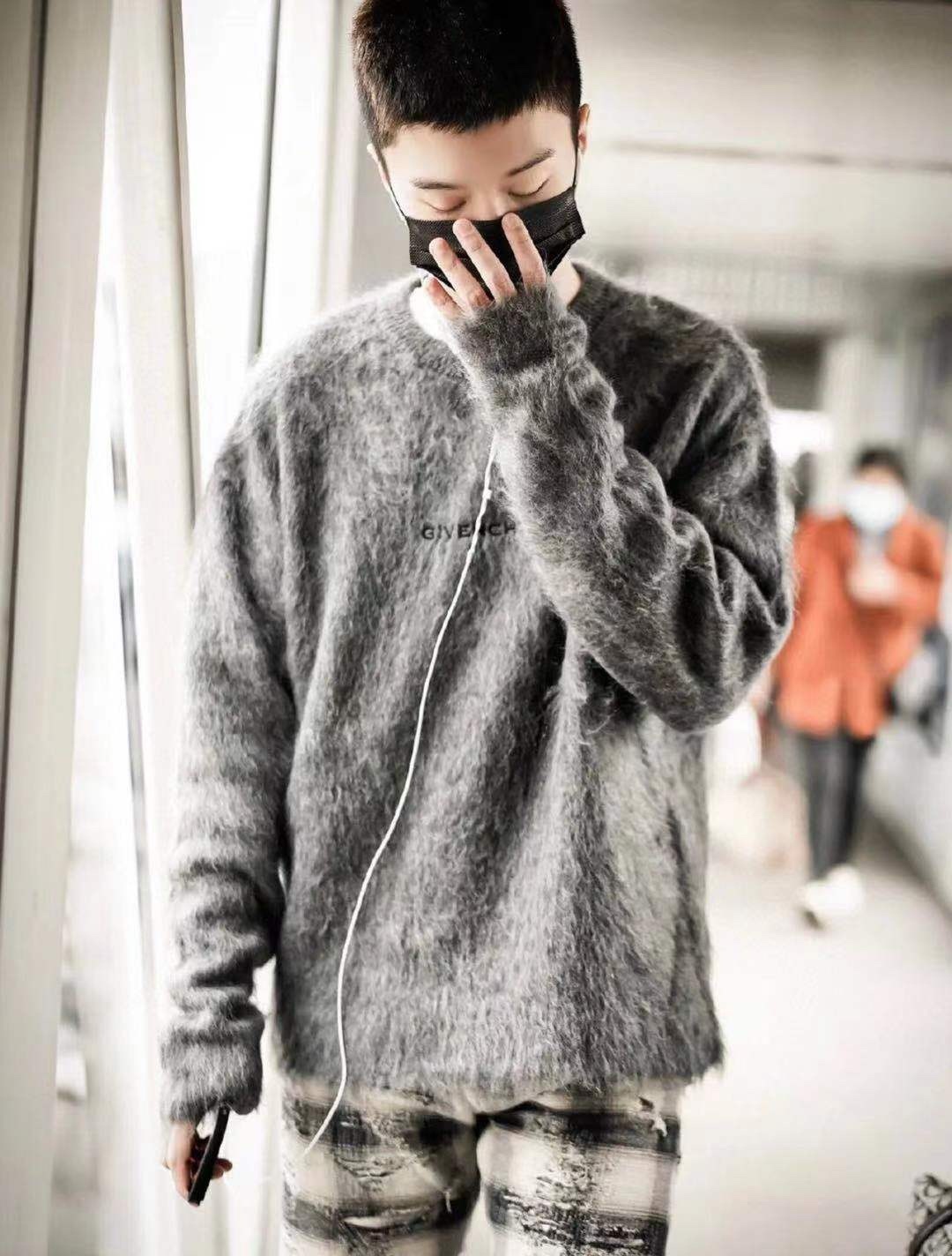  [GIVENCHY] 지방시 태그 이펙트 도그 프린트 모헤어 니트 스웨터 BM90H04Y9D-069