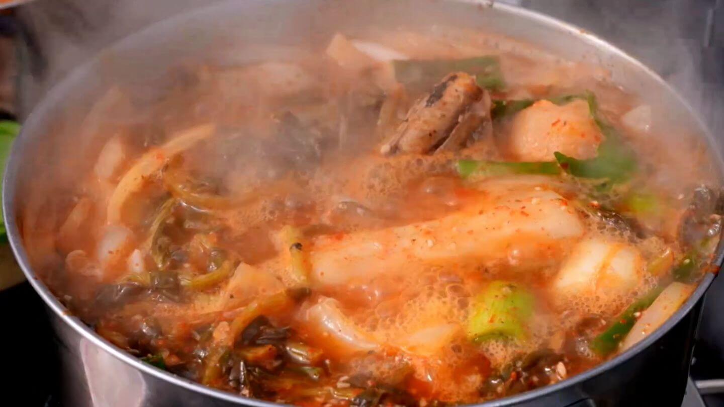 편스토랑김호중레시피-총각김치찌개만들기-김호중김치찌개-김호중요리-김호중레시피-총각꽁치김치찌개