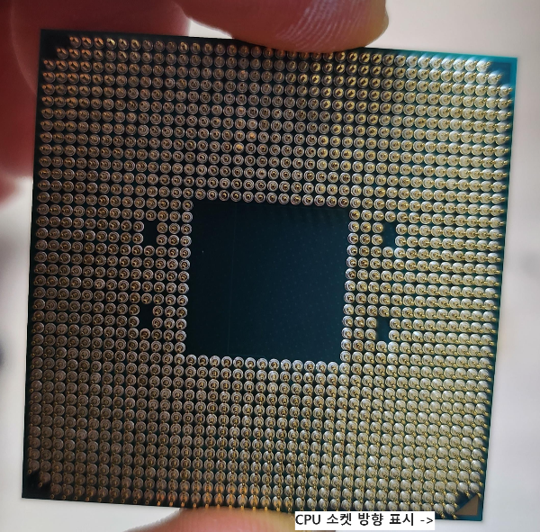 라이젠 5700X CPU 뒷면