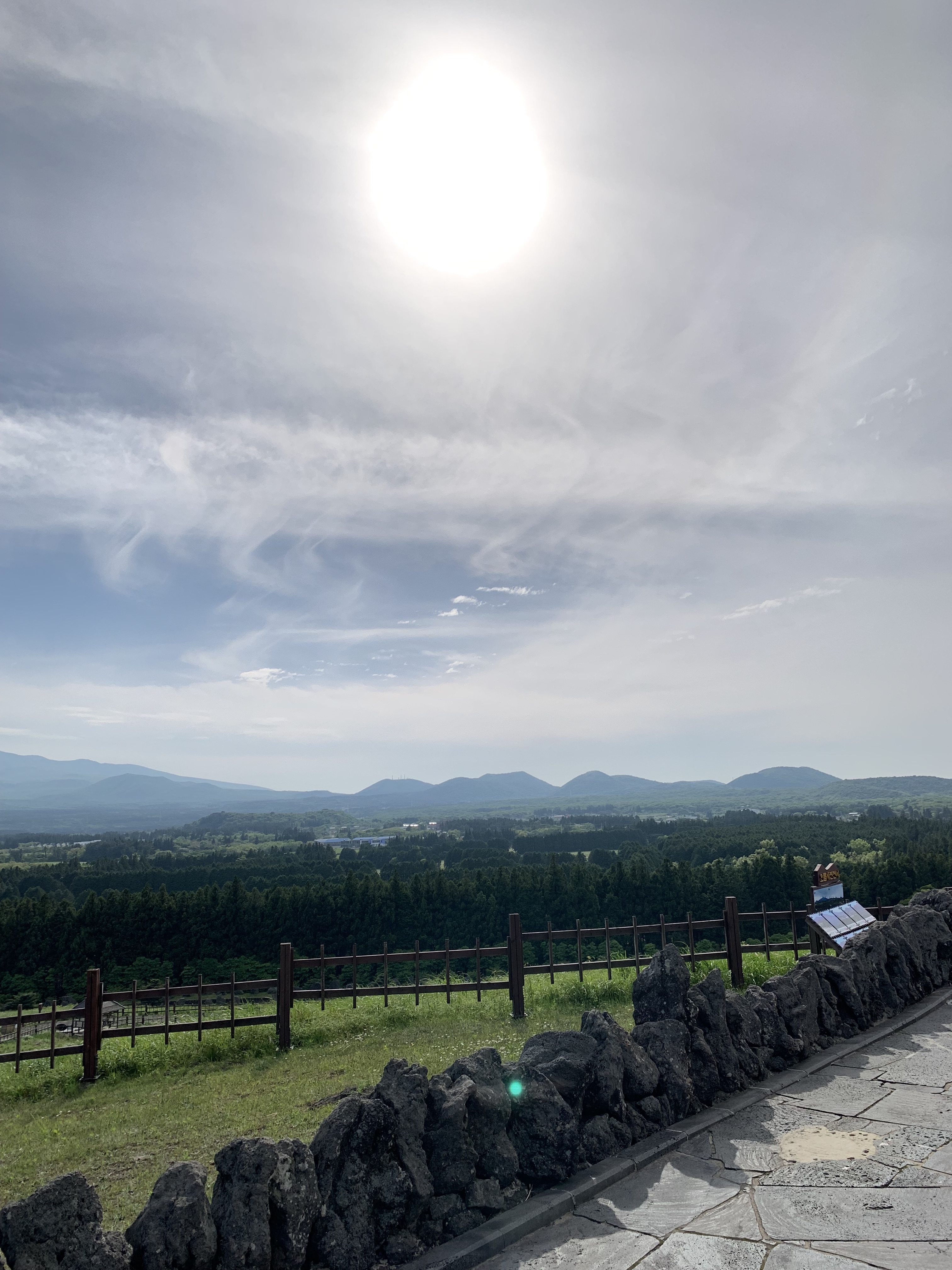 산곰부리 정상에서 찍은 사진. 해가 찬란하게 비추고 있다.