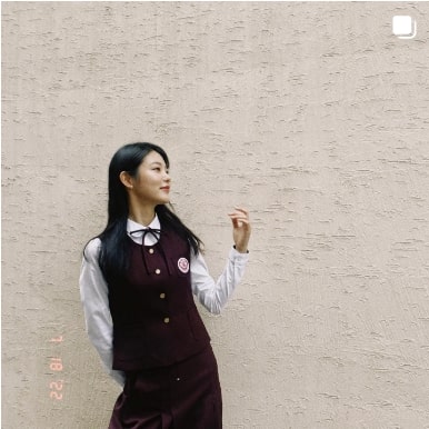 드라마 더 글로리에서 교복을 입은 배우 신예은