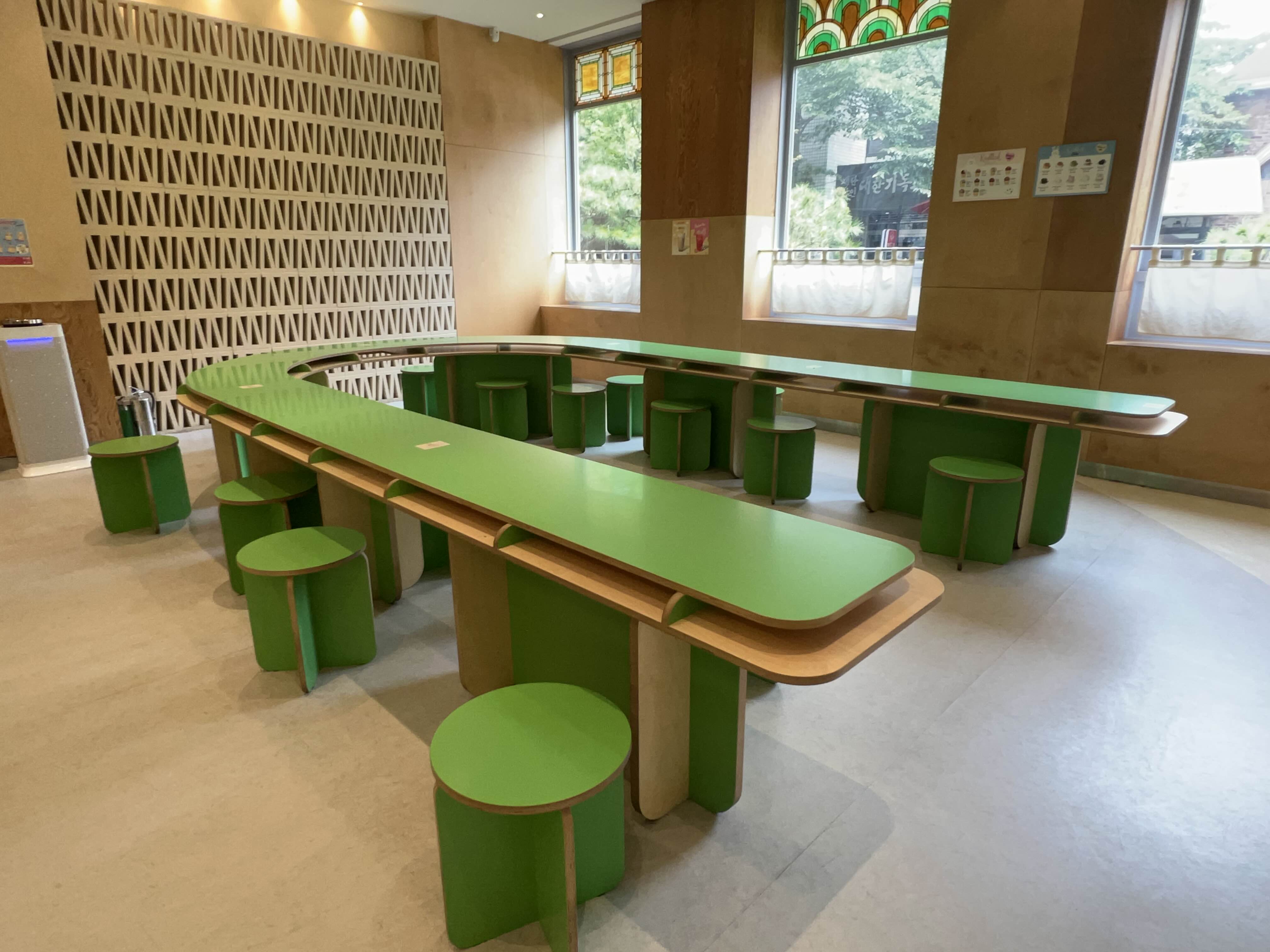 카페노티드-내부-초록테이블-의자