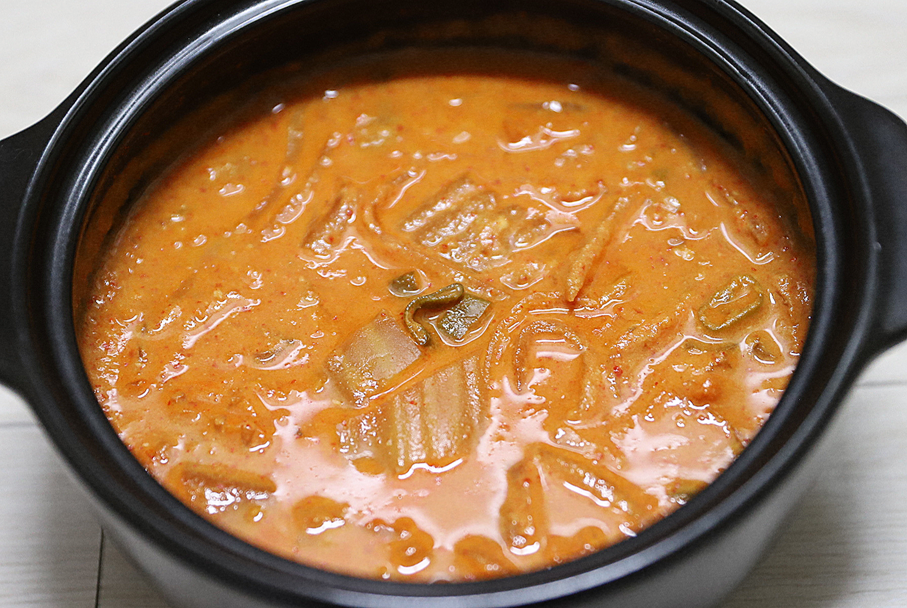 김치를 넣고 끓인 비지찌개 완성 모습(뚝배기김치비지찌개)