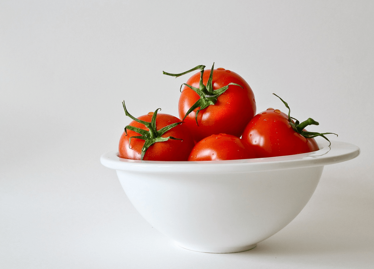 토마토는 붉은 색을 진하게 띨수록 좋습니다.
