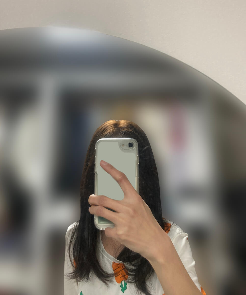 염색후-옷방에서-거울셀카-여자