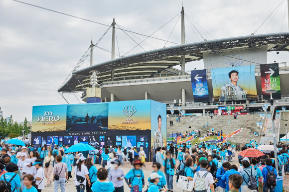 임영웅 콘서트 ‘IM HERO - THE STADIUM'가 열린 서울 상암 월드컵 경기장. 공연장을 찾은 팬들로 가득 찼다. [사진=물고기뮤직]