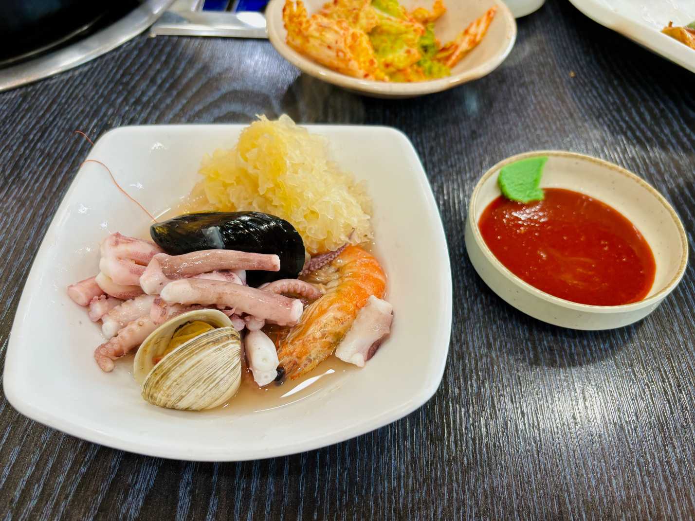 쭈낙해물칼국수 - 맑은해물칼국수 오징어