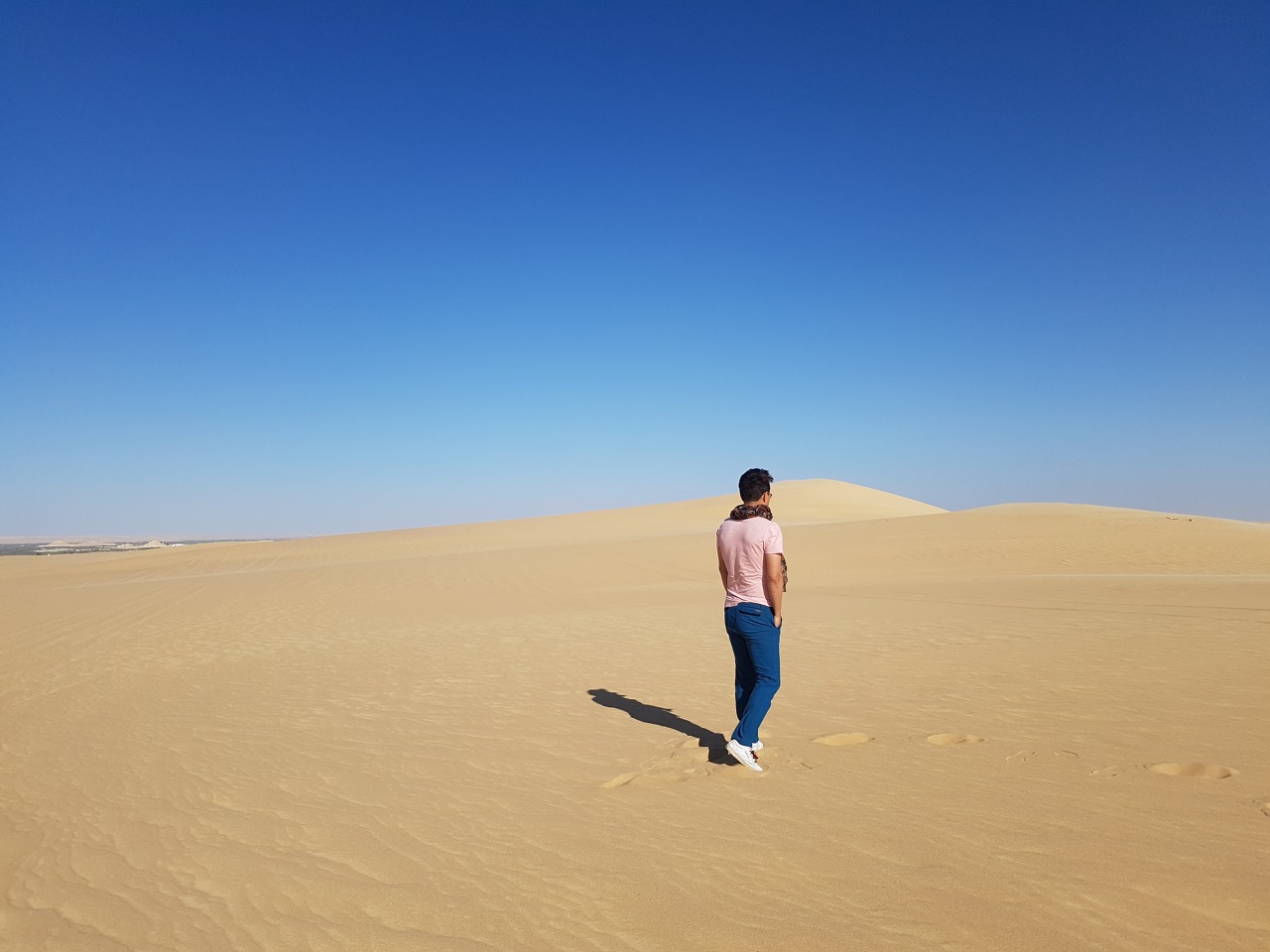 이집트 시와에서&#44; 사막을 거닐고 있는 고독한 파머