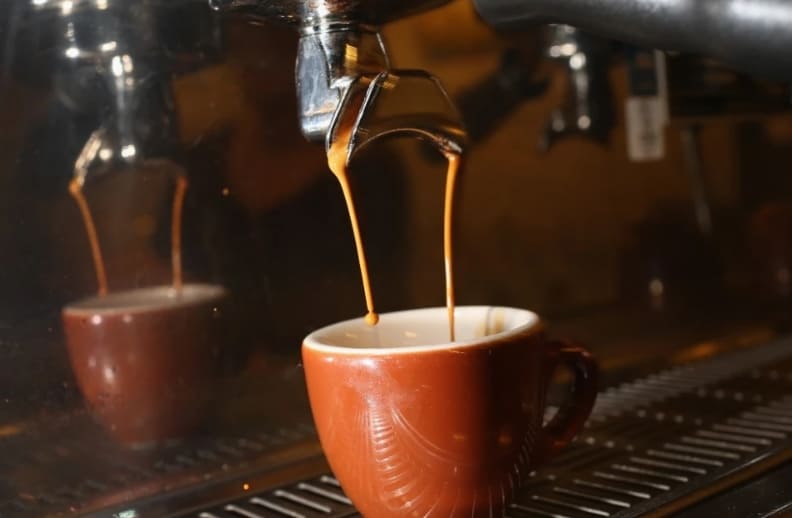 매일 마시는 커피...이렇게 마시면 암 걸린다 Drinking hot coffee may increase risk of esophagus cancer