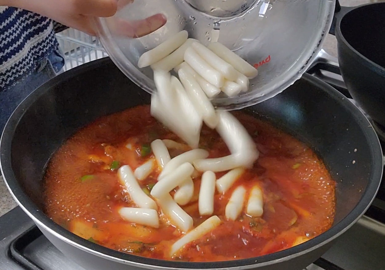 물에-불린-떡을-넣는-모습