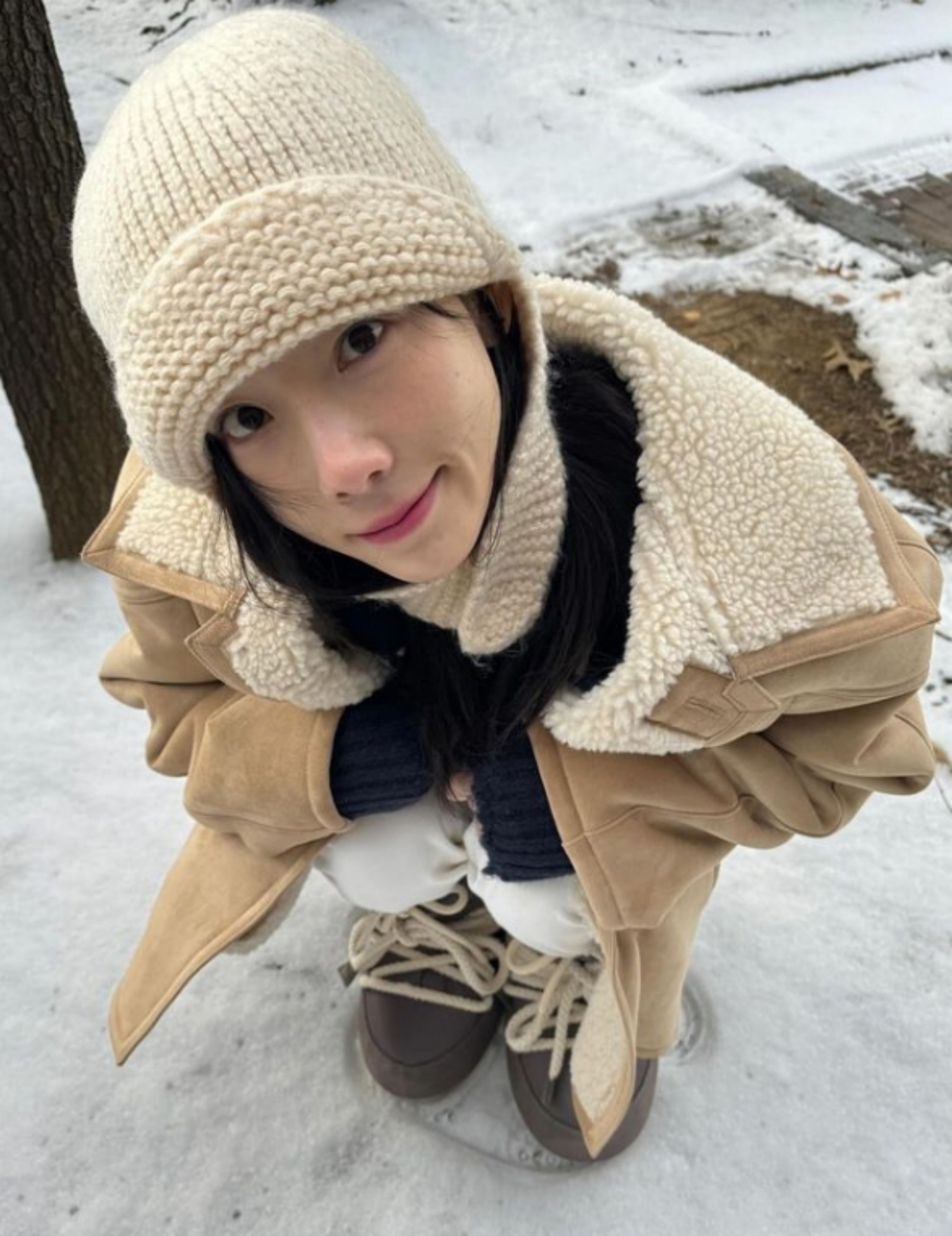  태연 동안 피부 뽐내며 무스탕 코트 겨울 코디 따듯하게