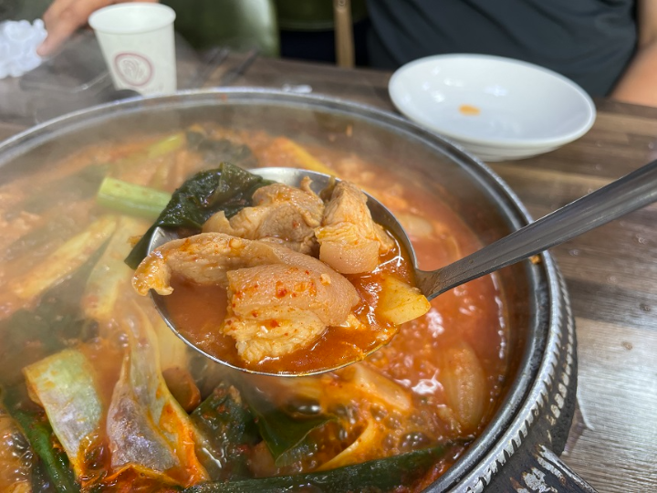 국자에-담긴-익은-돼지고기