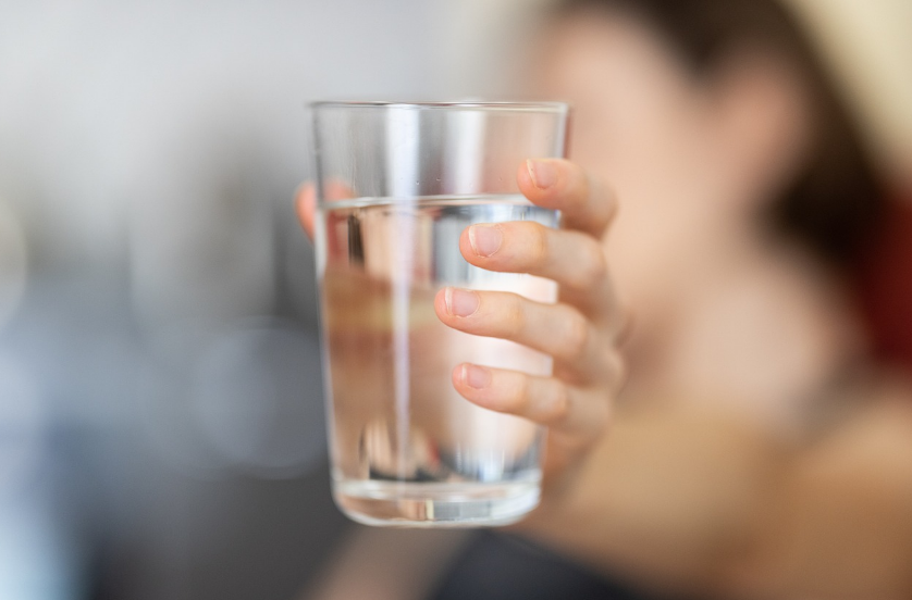 하루에 약 2리터의 물을 마시면 체내 노폐물을 효과적으로 배출하는데 도움이 될 수 있다