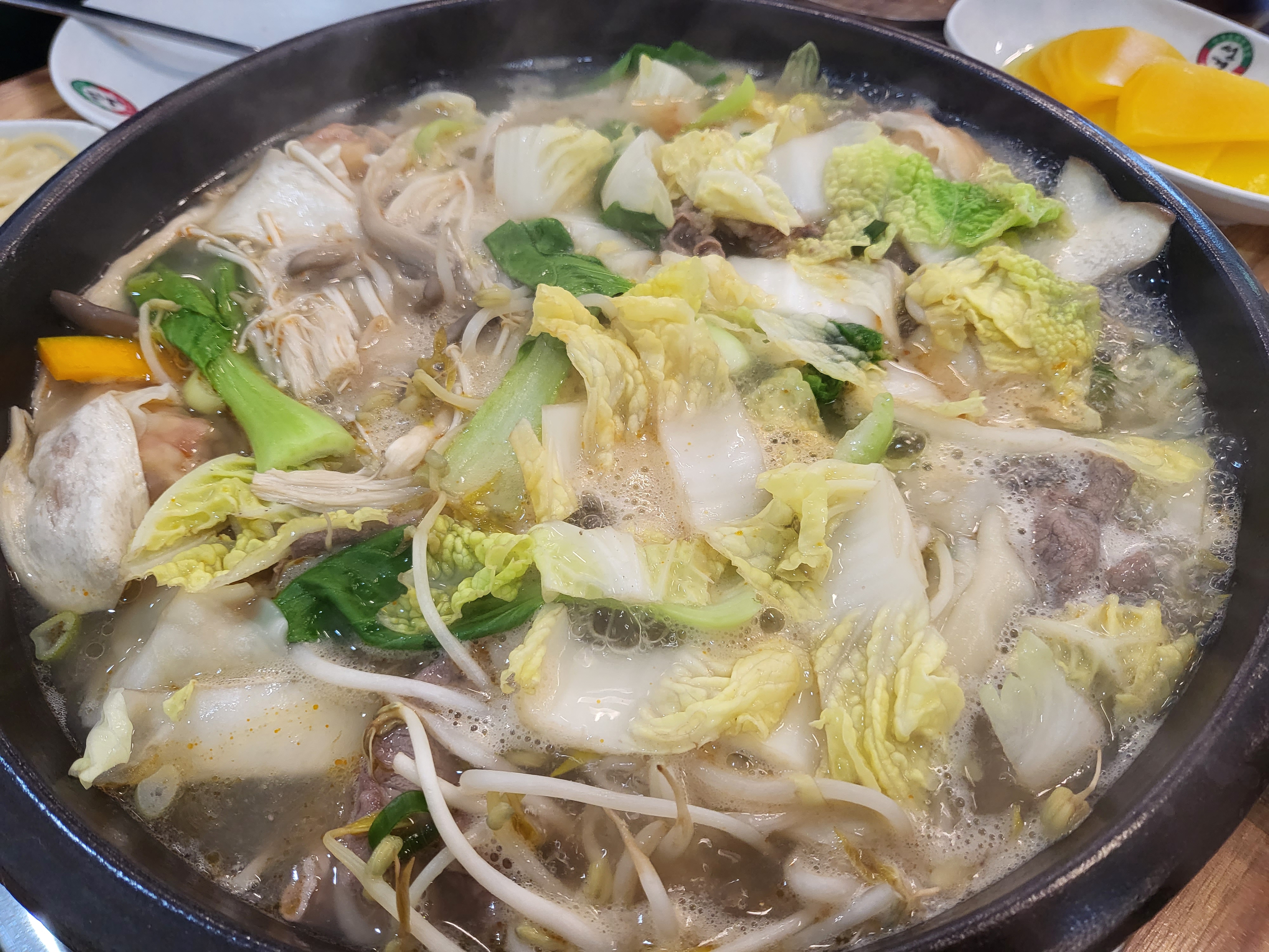 육수가 끓기 시작하면 고기와 각종 야채도 넣어준다