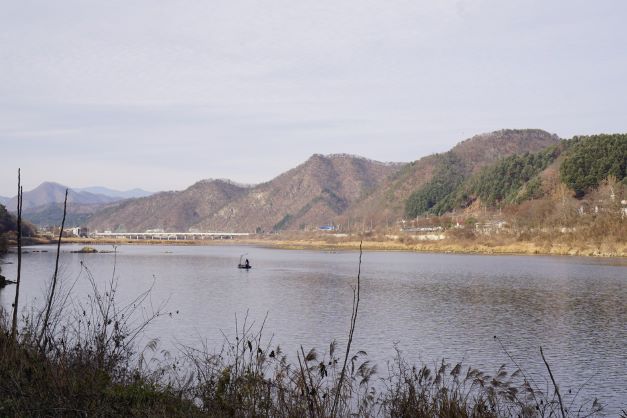 뒤돌아본 북한강&#44; 유유히 흐르는 강물&#44; 한가운데 나룻배 1&#44; 
푸른하늘&#44;