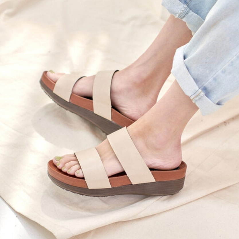  도톰한 쿠션감 있는 4cm 굽 투밴딩 슬리퍼