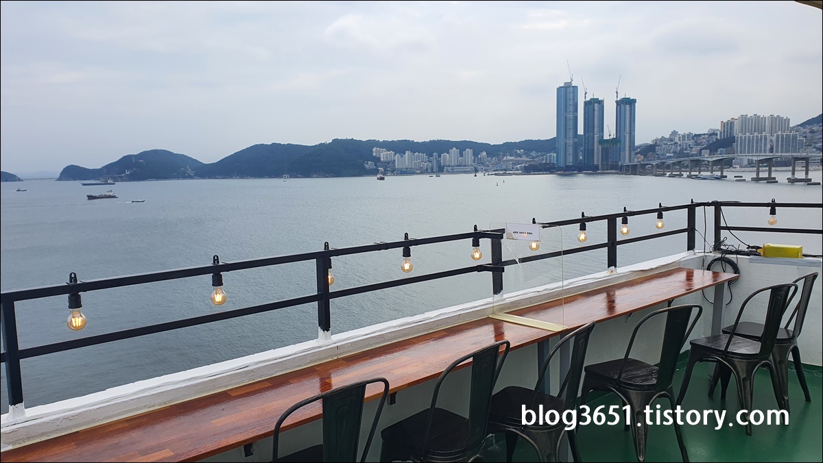  부산 흰여울 문화마을 오션뷰 카페 : 구름에