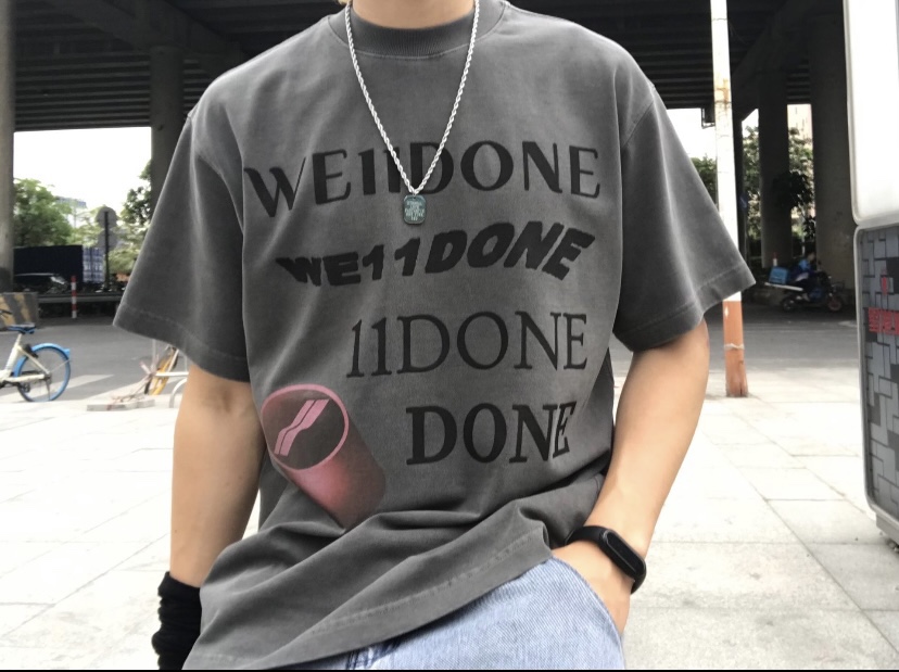  [WE11DONE] 웰던 스웰 초콜릿 로고 반팔 티셔츠 (2 COLOR)