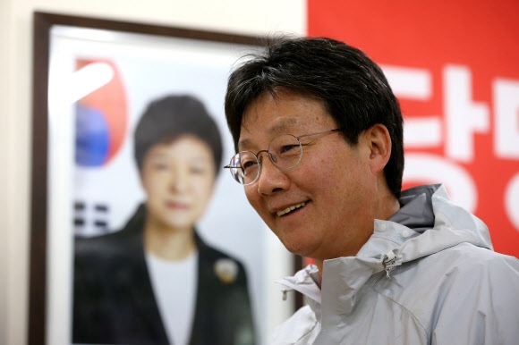 유승민 전 의원 국민의힘 잔류 및 총선 불출마 선언... 입맛만 다시는 이준석과 개혁신당 - 꿈에 어른거리는 그간의 길 유승민 전 의원 국민의힘 잔류 및 총선 불출마 선언... 입맛만 다시는 이준석과 개혁신당 - 꿈에 어른거리는 그간의 길
