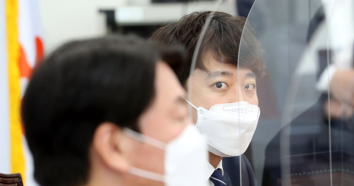  이준석, 안철수 향해 “날 애송이 취급 말라, 계급보고 경례하는 것 ...