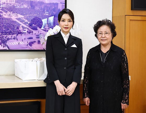  전여옥 "'봐라, 난 영부인'이러는 김건희, 팬클럽 해체하길"