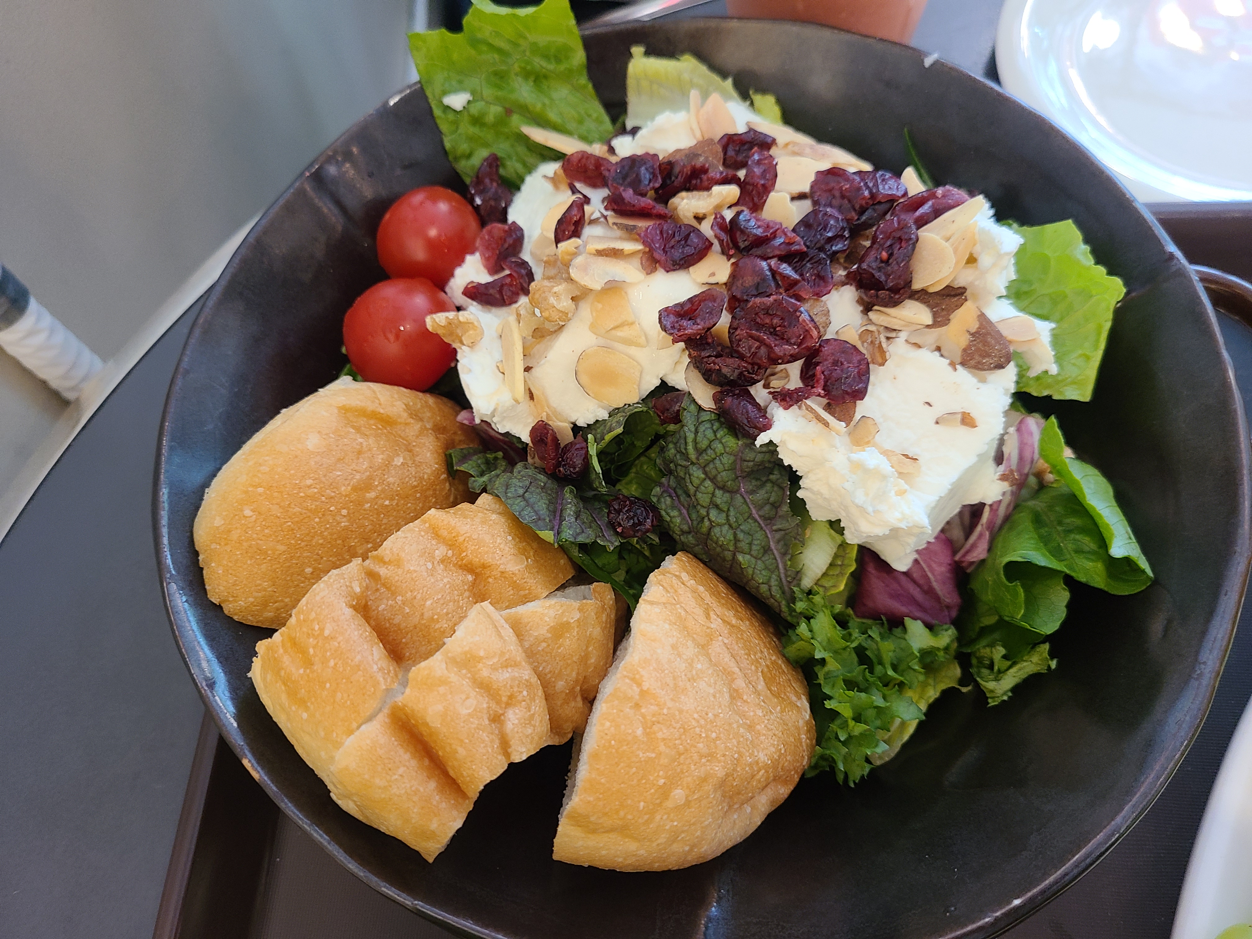  [여의도 국회의사당역] 리코타치즈샐러드가 맛있는, 카페마마스