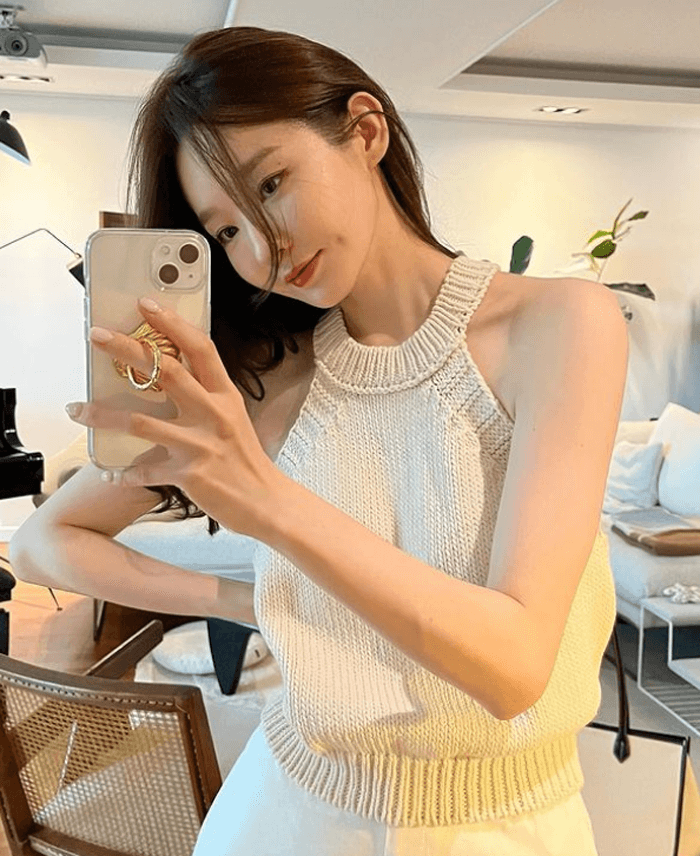  강민경 홀터넥 니트 탑 _ 바바 홀터넥 슬리브리스 니트 탑 (강민경 인스타그램 패션)