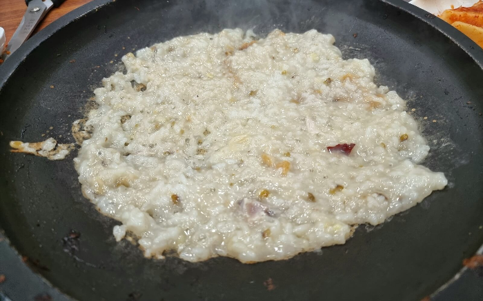 불판에-얇게-펴진-닭죽