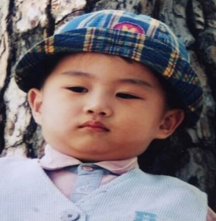 김호중 유치원 시절에 파란 모자 쓰고 무표정