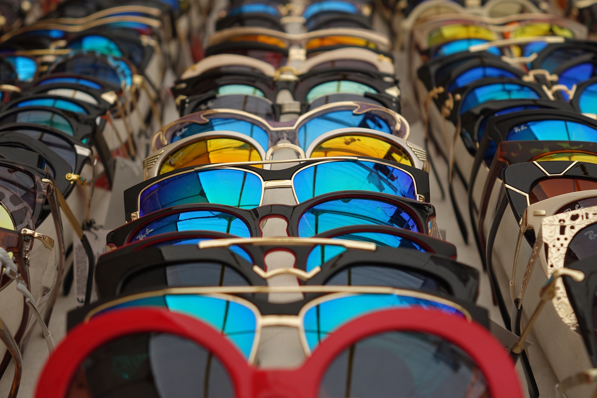 다양한-브랜드의-선글라스가-가지런히-놓여있는-모습
