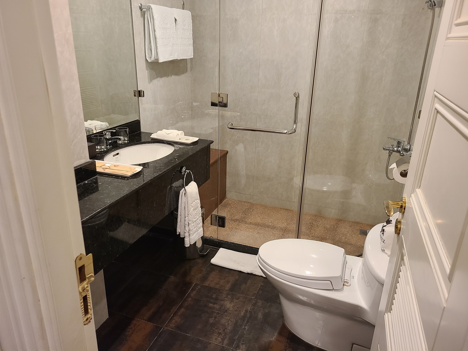 삼디호텔 화장실. 사워실이 갖춰져 있고&#44; 어매니티도 필요한 것은 웬만큼 다 구비되어 있었다. 수건도 샤워용 2개가 있고&#44; 핸드 타월은 따로 있다.