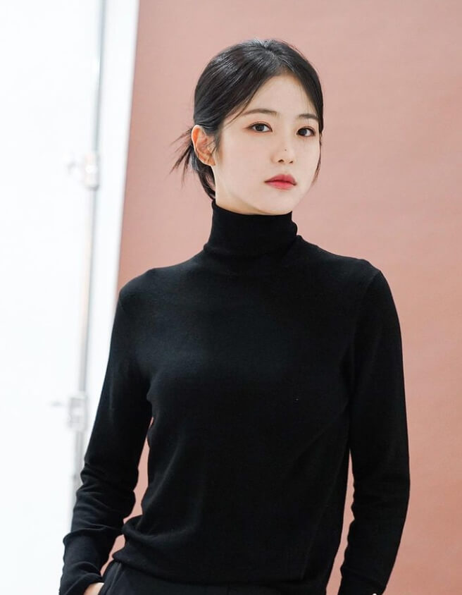 검정색목폴라티를입고있는-머리묶은여성의모습