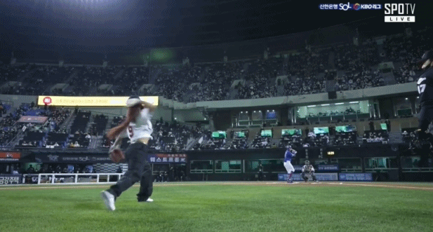  허니제이 시구 짤.jpgif