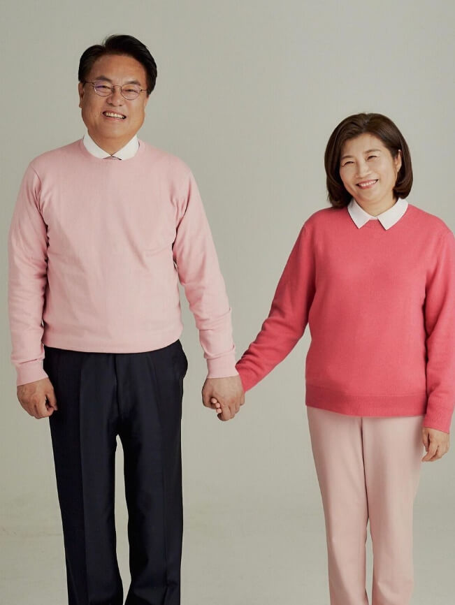 손을서로잡고있는-남성과여성의모습