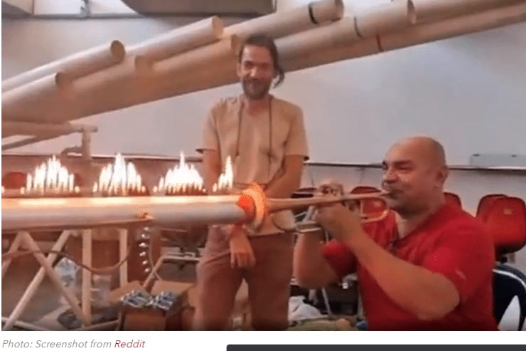 트럼펫 연주자의 &#39;루벤스 튜브&#39; 고전 물리학 실험 VIDEO: Watch a Trumpeter Play Fire in a Classic Physics Experiments That Lets Us “See Sound”