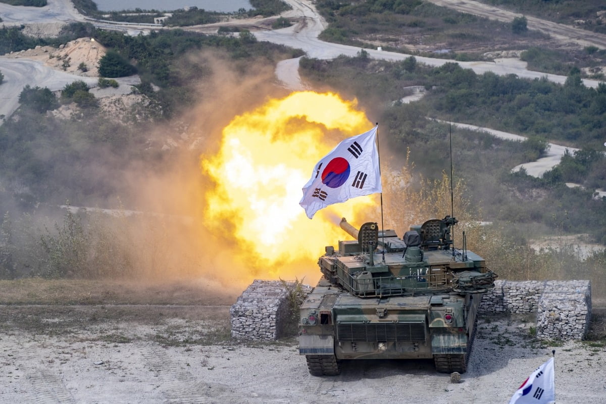 현대로템이 제작한 K2 흑표 전차가 훈련 리허설에서 전차포 사격을 하고 있다.
