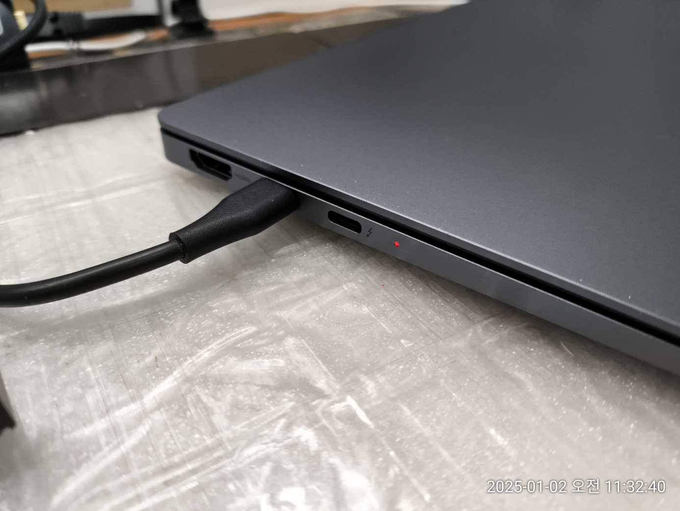 좌측 포트 구성 HDMI 출력 포트와 USB C 포트 2개 (양쪽 모두 충전 가능)