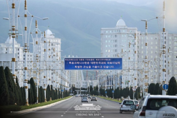 투르크메니스탄-수도-아시가바트-도로-주변-건물-아파트-모습-온통-하얀색